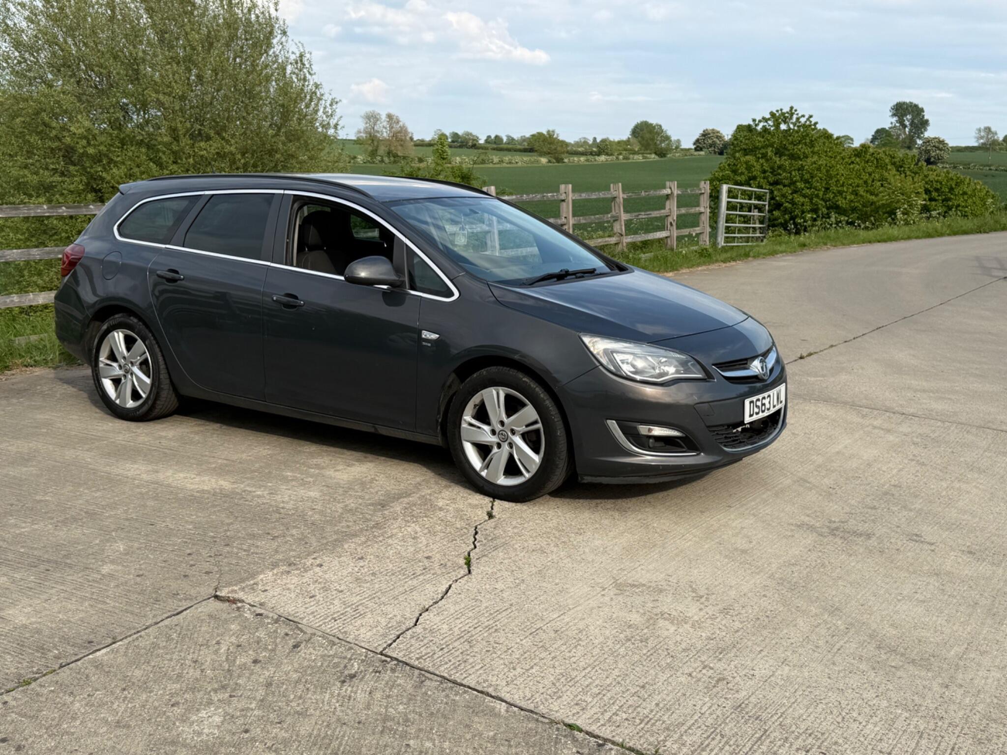 Vauxhall Astra 1.7 CDTi ecoFLEX SRi Sports Tourer Euro 5 5dr — photo 44 of 86